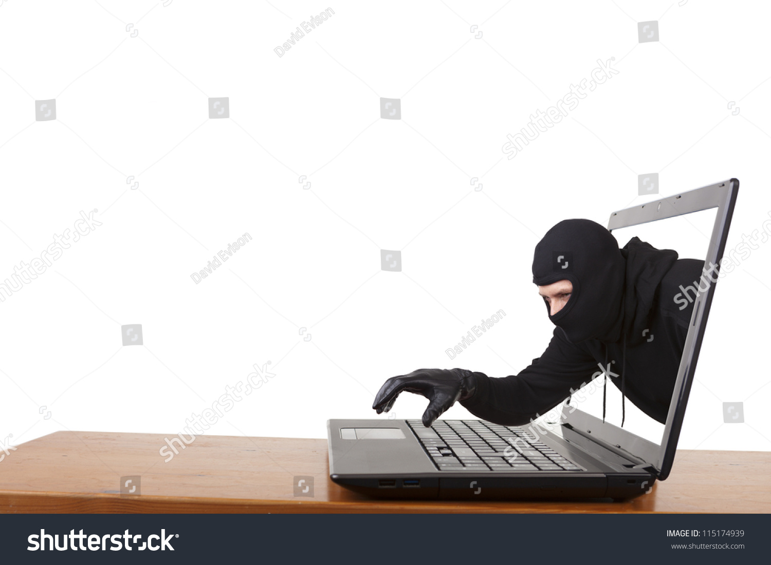 网络盗窃,一个头戴绒线帽子的人通过笔记本电