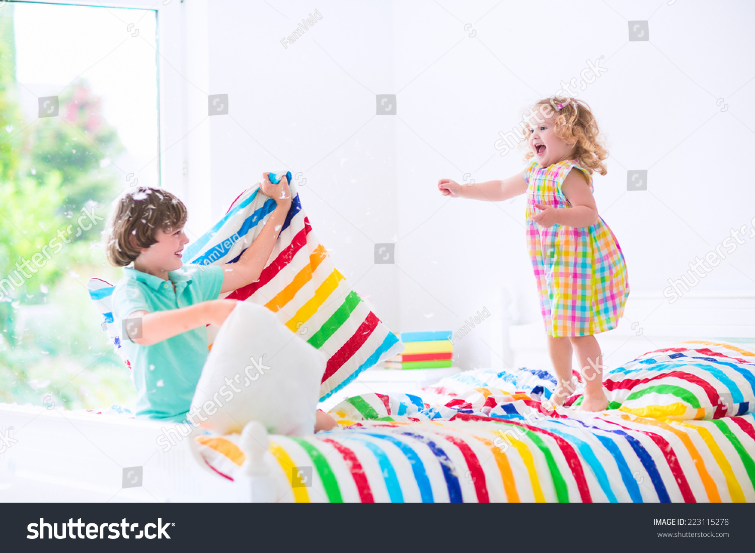 两个孩子,幸福的笑男孩和可爱的卷发小女孩玩
