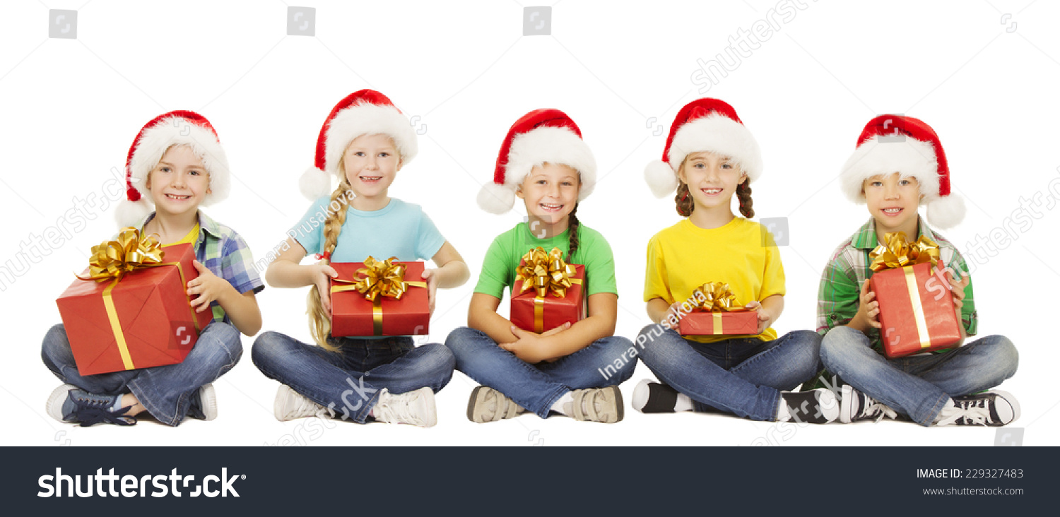 坐在白色背景 原标题 christmas kids, present gift box, santa red