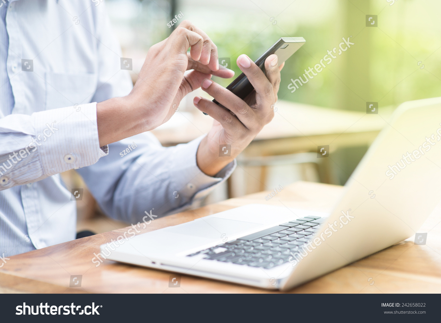 度商人使用智能手机和笔记本电脑在户外自助餐
