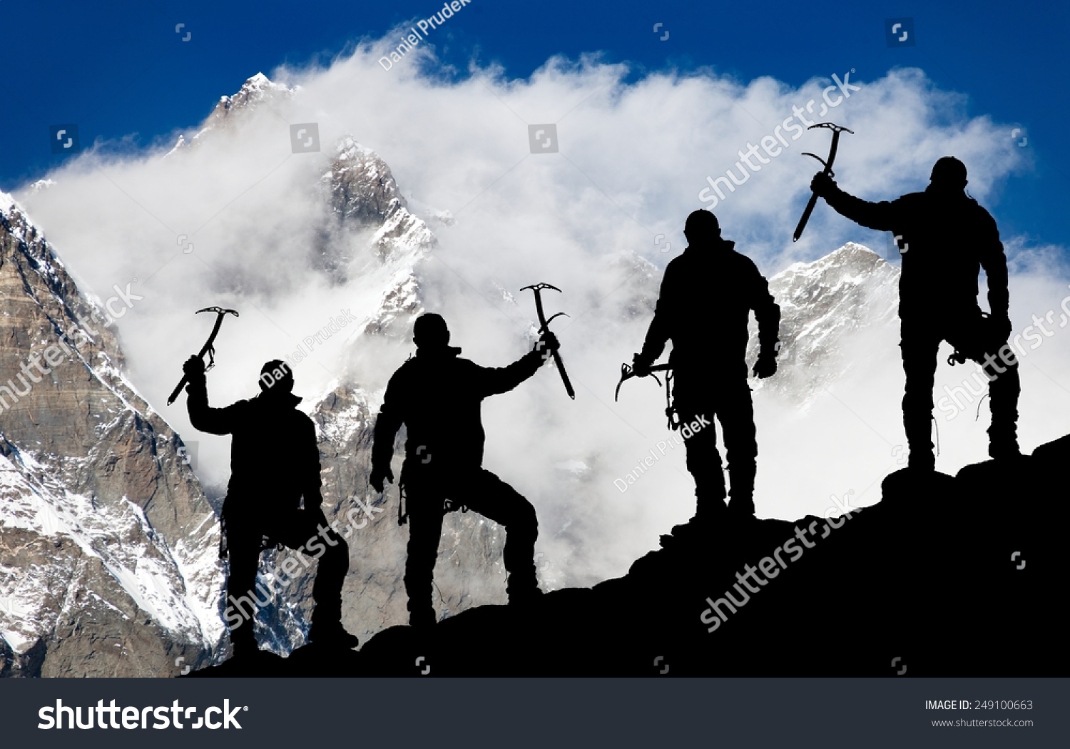 山Lhotse冰镐和轮廓的男性--珠峰大本营--尼泊