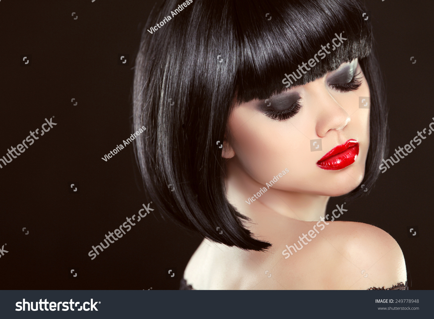 烟熏眼妆特写镜头。黑色鲍勃发型。图片的女生q人物性感红唇萌版图片