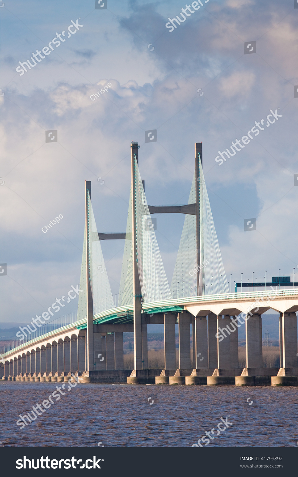 新塞汶河大桥的中心跨度携带到威尔士M4高速