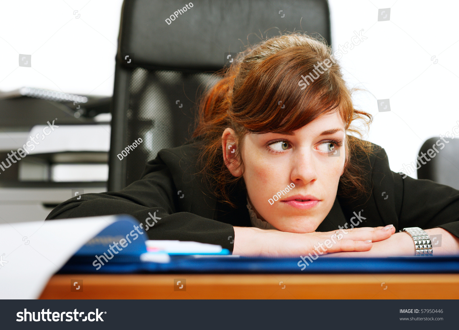 特写镜头不满意的商业女士的桌子和她的头靠在