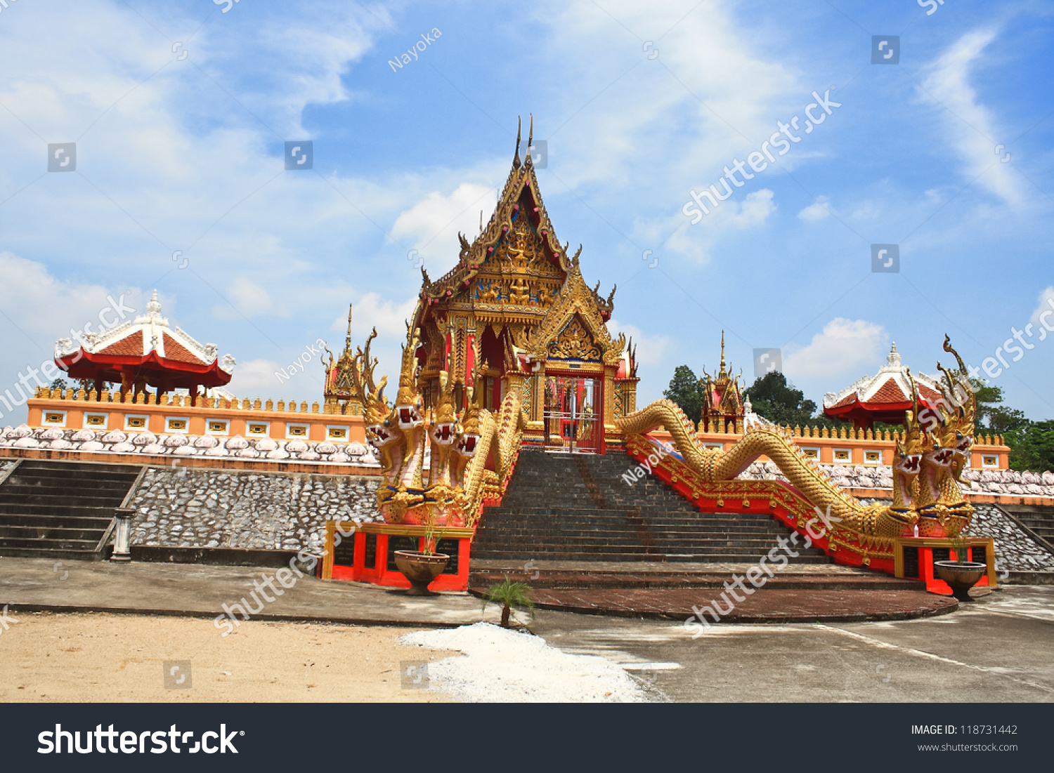 在泰国黄金寺庙.它对人们是很重要的./金庙.