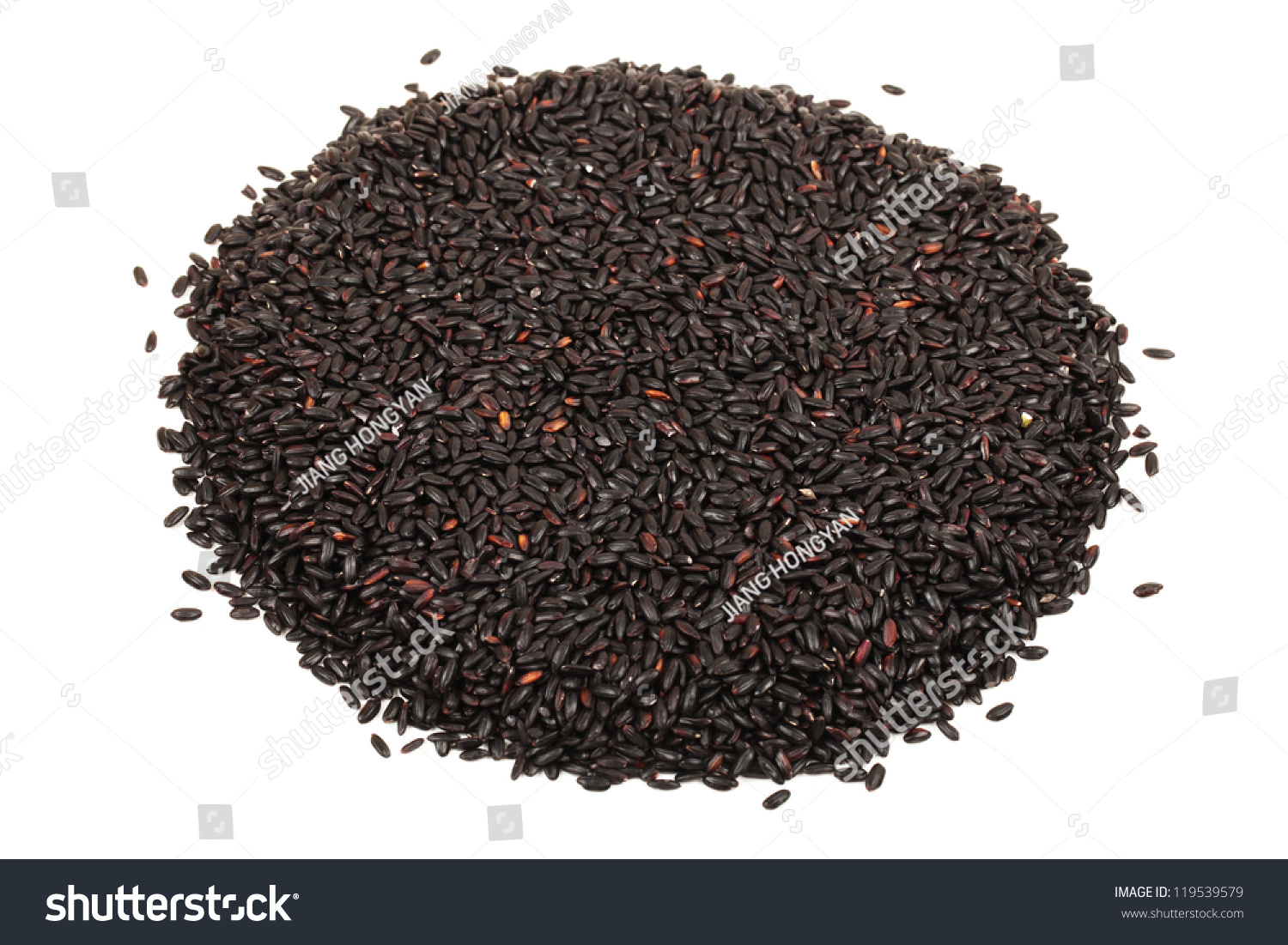 black rice on a white background-食品及饮料-海洛创意(hellorf)