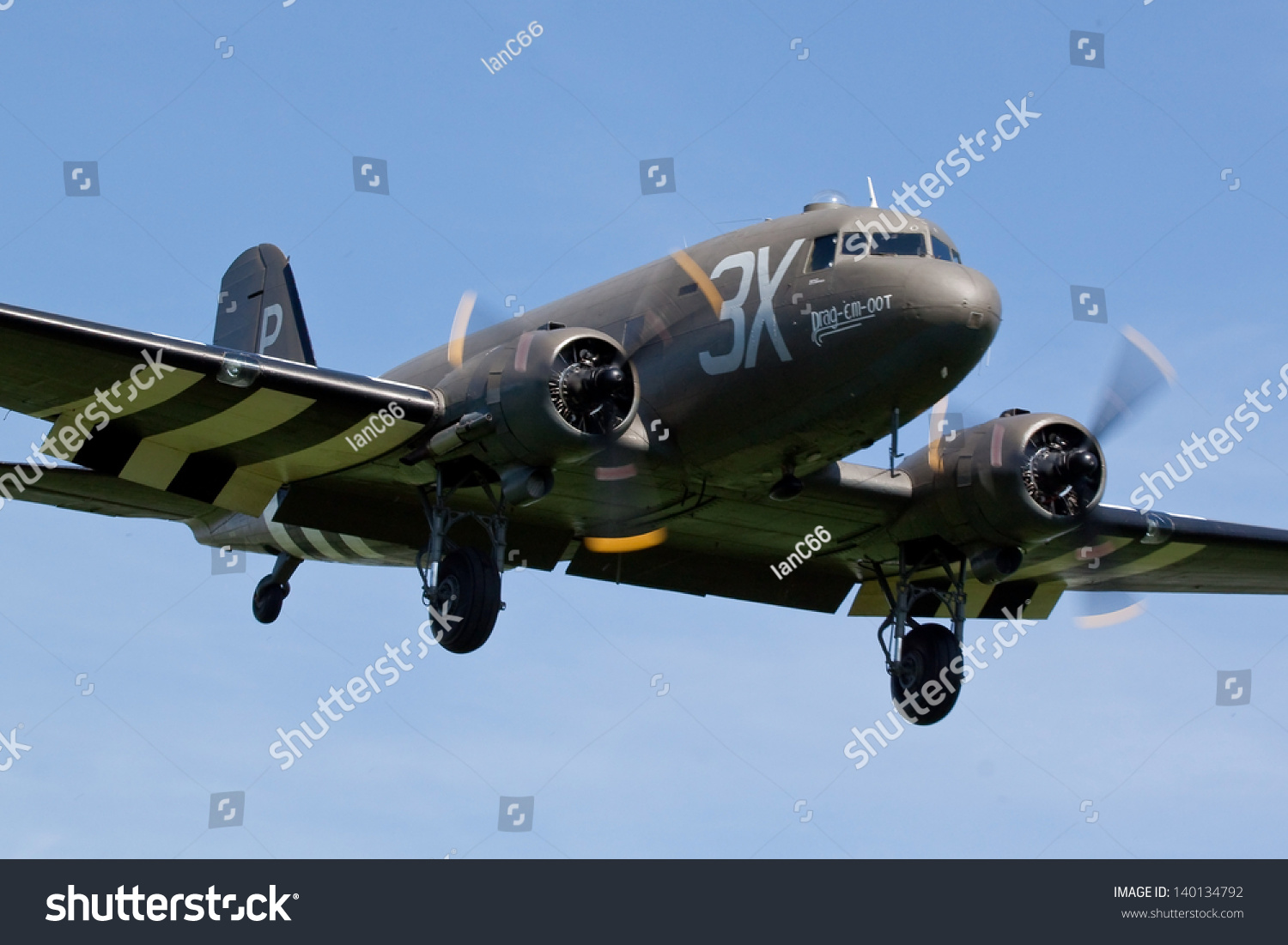 duxford,剑桥郡,英国- 5月26日:道格拉斯dc - 3 / c-47a"drag-em-oot"