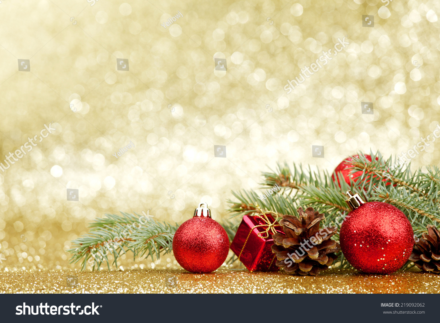 圣诞贺卡和冷杉装饰上闪闪发光的背景
