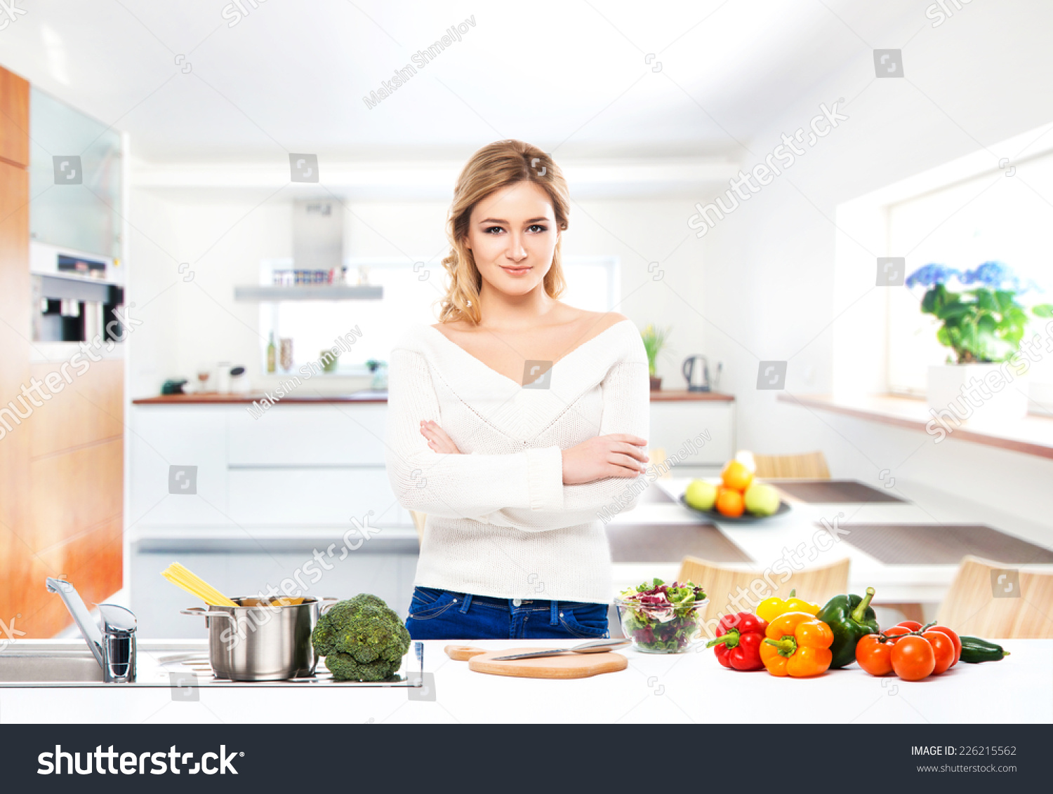 的家庭主妇在厨房烹饪的女人 原标题 young and beautiful housewife