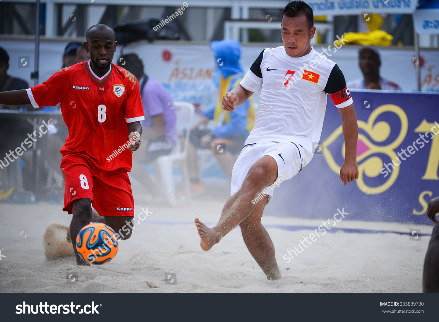 普吉岛thailand-nov19:勒金老爷(w)越南踢沙滩足球比赛阿曼和越南之间