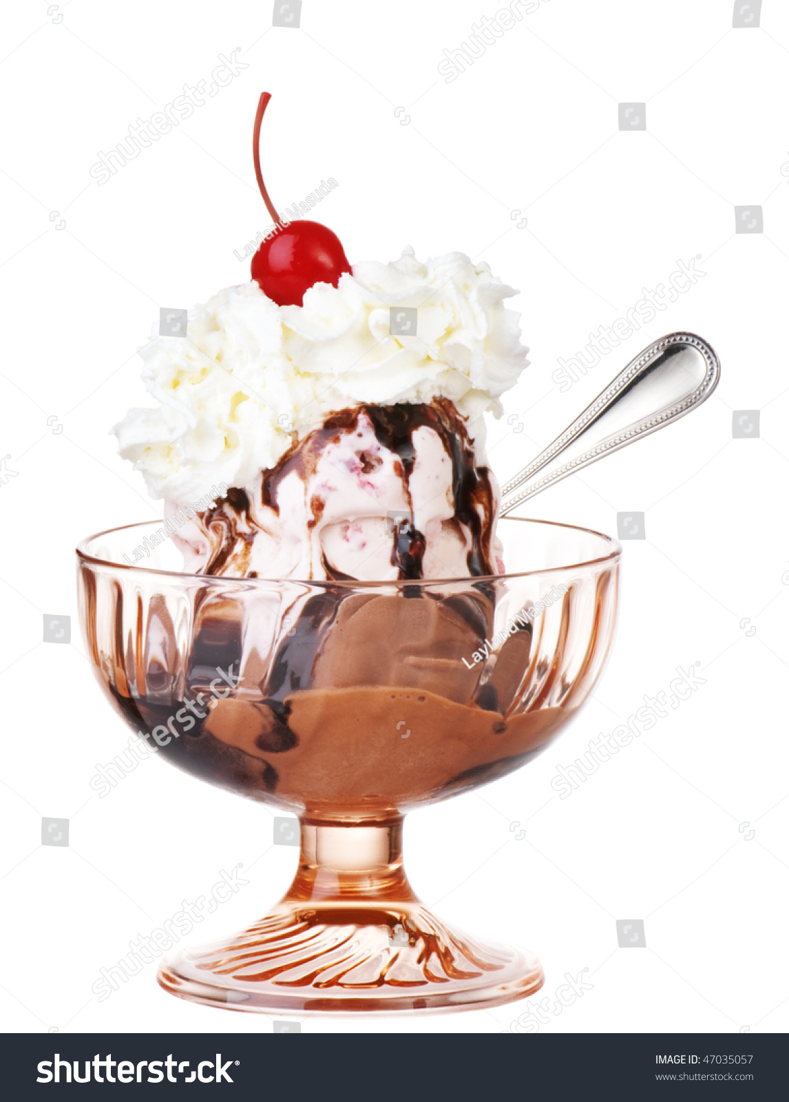 热巧克力圣代冰淇凌草莓和巧克力冰淇淋淋上奶油-食品及饮料,交通运输