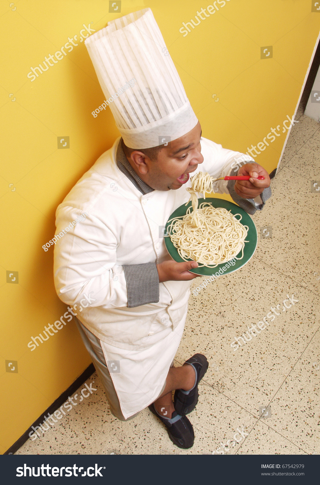 西班牙厨师在厨房吃意大利面.厨师在厨房吃意大利面.
